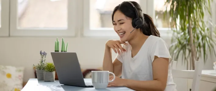 women_smiling_at_laptop